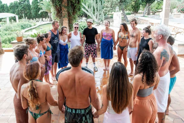 shamani kundalini manos agarradas mallorca 